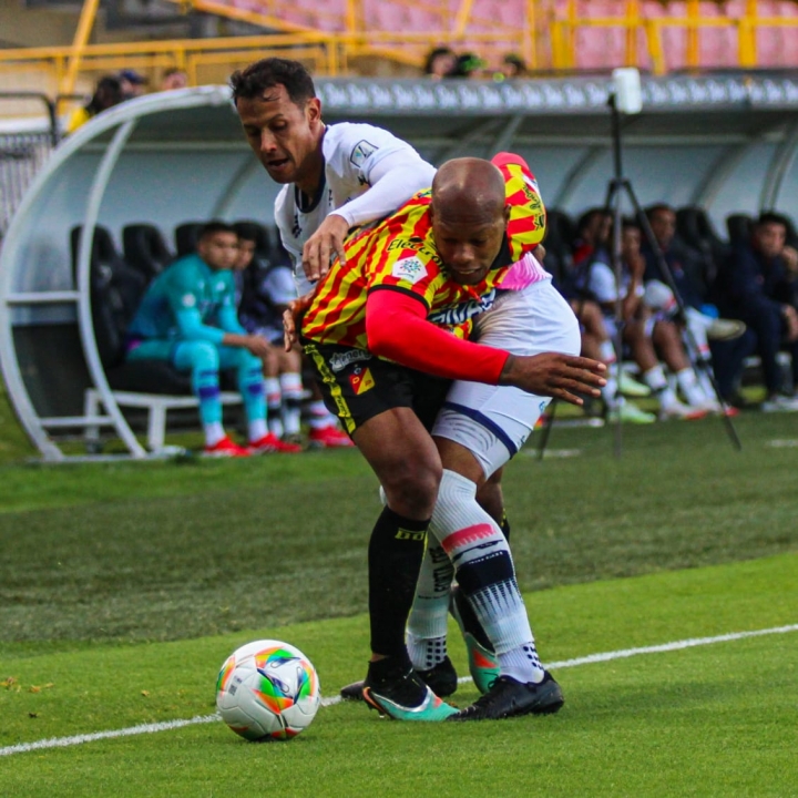 En total el árbitro central sacó 10 amarillas