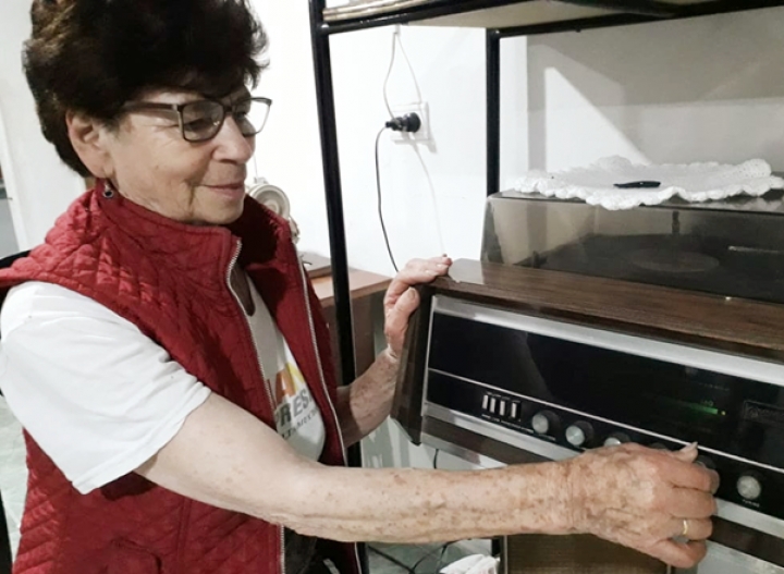 Rita Julia Ria&ntilde;o dedic&oacute; sus d&iacute;as de soledad a escuchar m&uacute;sica de sus artistas favoritos en su tocadiscos