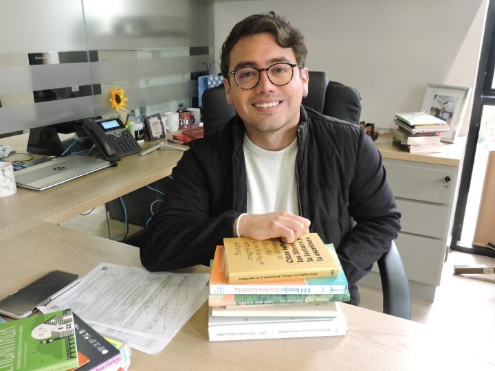 Juli&aacute;n Triana en su oficina del Concejo de Bogot&aacute;