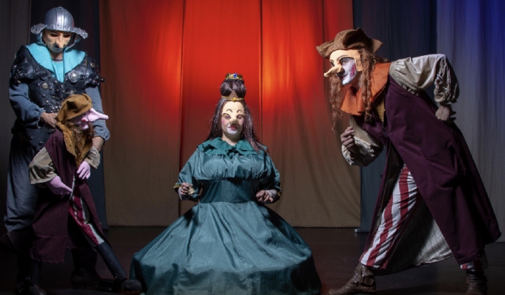 Los artistas de Teatrova en una de las funciones que llevaron al p&uacute;blico.