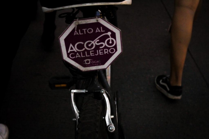 Ciclistas llevan s&iacute;mbolos que apoyan la marcha