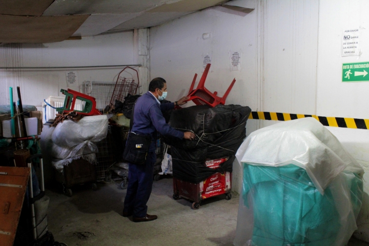 Sacando su carrito de un parqueadero cerca de su punto de trabajo