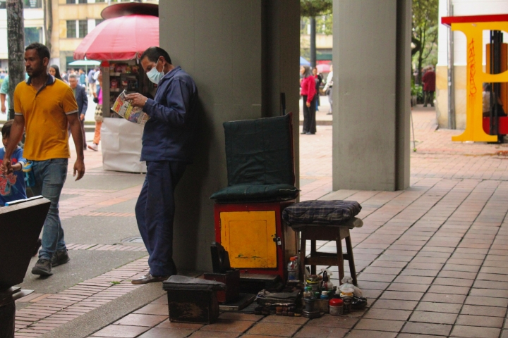 Leyendo el peri&oacute;dico mientras espera comensales