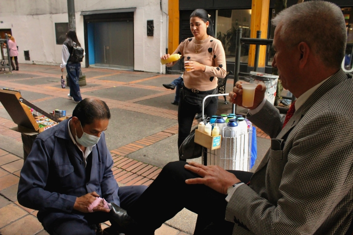 El se&ntilde;or Fernando comprando arom&aacute;ticas a sus clientes