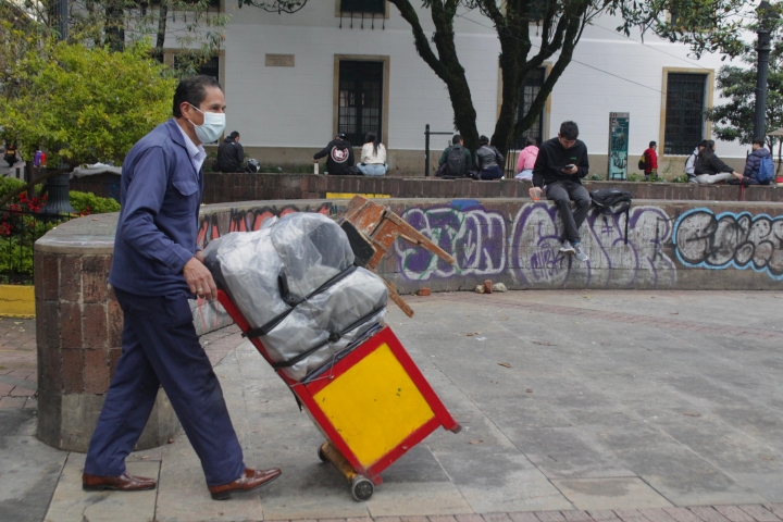 Pasando por la plazoleta la estrella para llegar a su punto de trabajo
