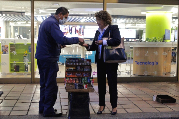 Además de lustrar zapatos, el Señor Fernando tiene un puesto de dulces