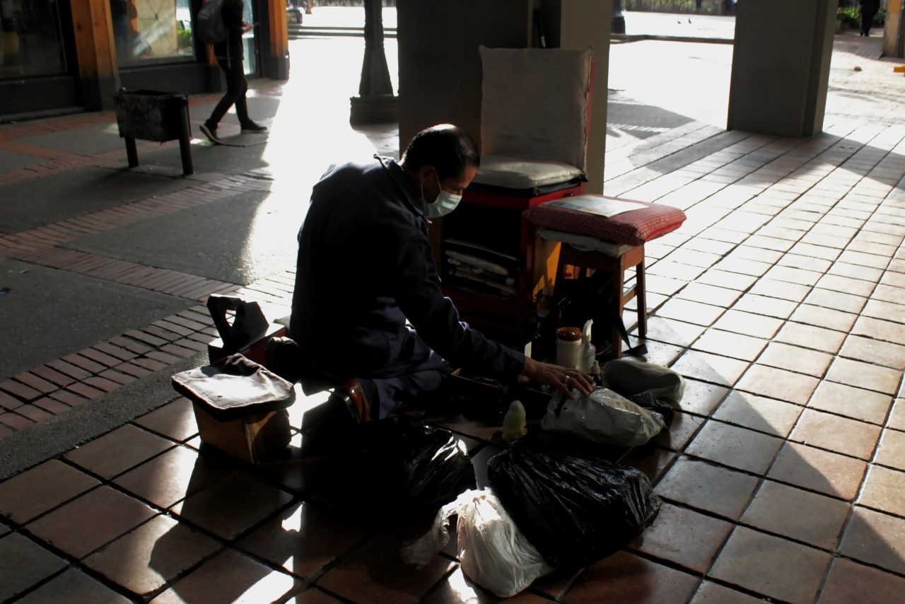 El sol mañanero abrazando la espalda del Señor Fernando|Un zapato a la vez|Sacando sus utensilios de un parqueadero cerca de su punto de trabajo|El señor Fernando comprando aromáticas a sus clientes|Leyendo el periódico mientras espera comensales|Jornadas laborales de aproximadamente 12 horas|Pasando por la plazoleta la estrella para llegar a su punto de trabajo|Con precisión y rapidez el trabajo de un bolador|Además de lustrar zapatos, Fernando tiene un puesto de dulces|La religión lo acompaña cada día|||