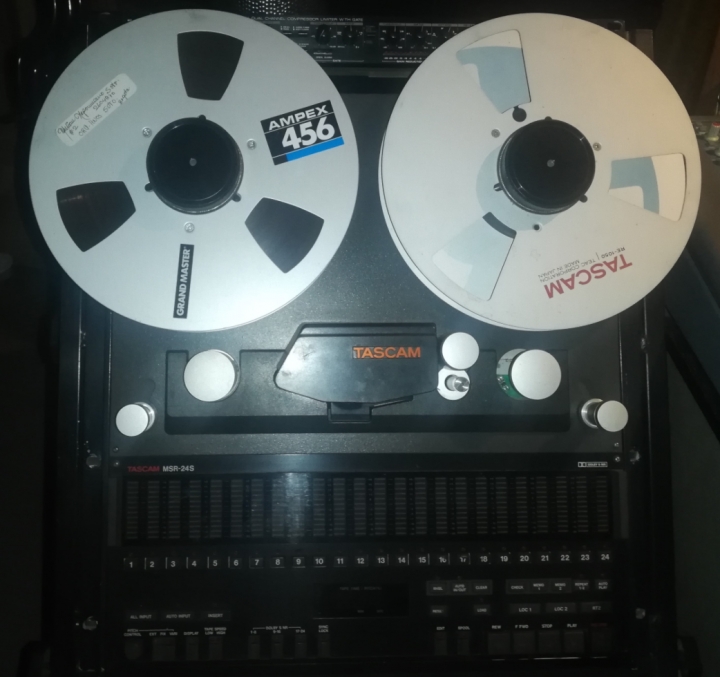 M&aacute;quina de grabaci&oacute;n en cinta magn&eacute;tica de HC Records.