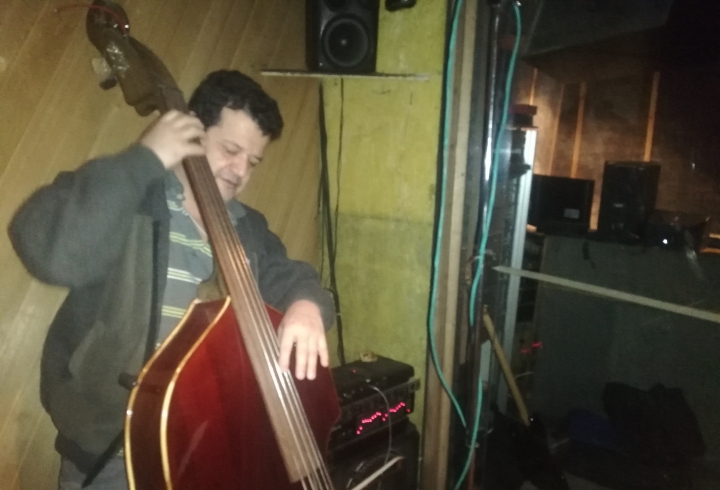 Henry tocando el Chelo, el cual confiesa haber &ldquo;cortado a la mitad&rdquo; para ser m&aacute;s transportable.