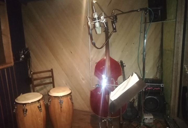 Cabina aislada ac&uacute;sticamente para la grabaci&oacute;n de sonido en HC Records.