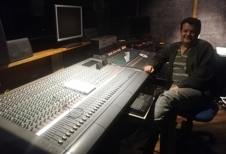 Henry Cabanzo en su estudio de producci&oacute;n en Bogot&aacute;.