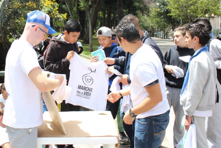 Se levant&oacute; con cuidado el 'stencil'