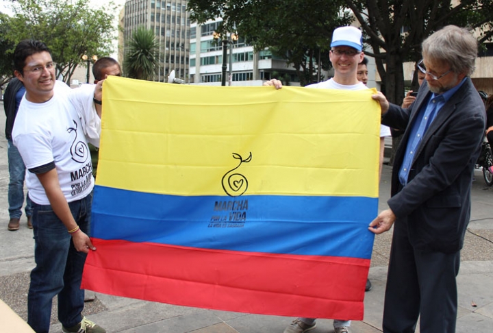 También pintaron una bandera de Colombia.