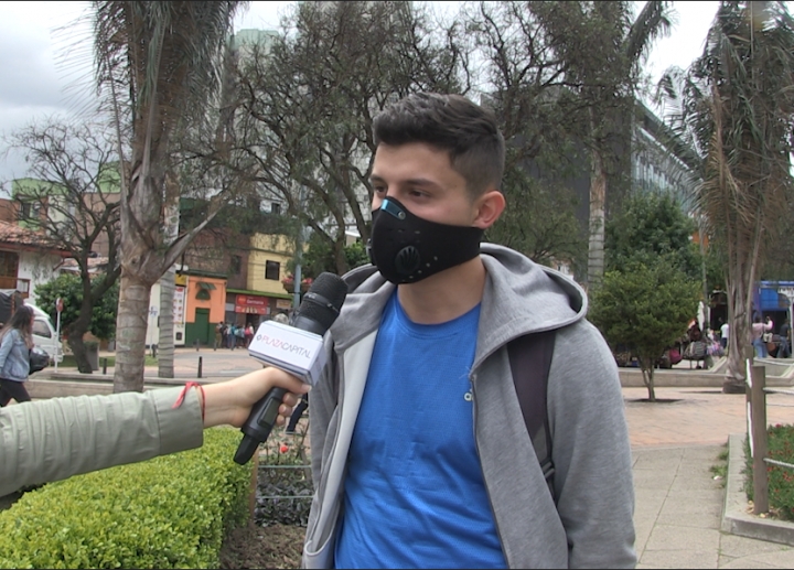 Biciusuarios usando la máscara antipolución