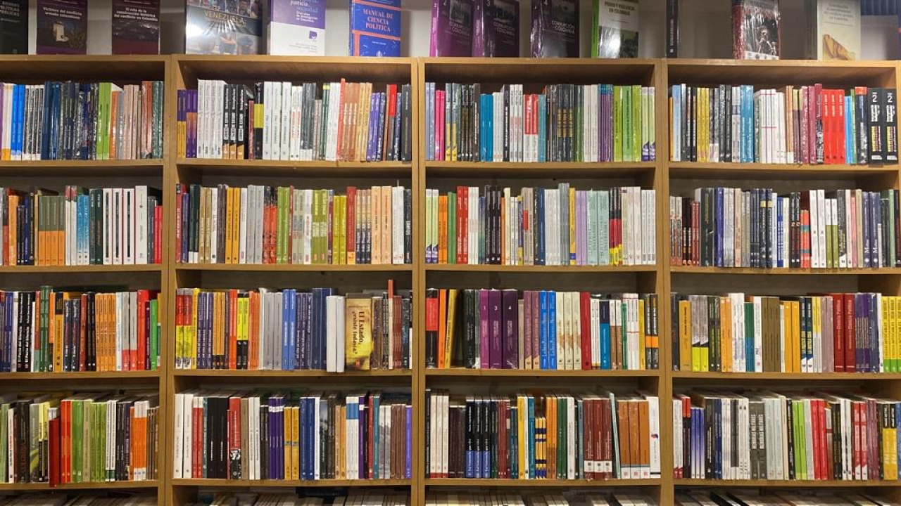 Sección de libros nacionales en la librería Lerner.|||