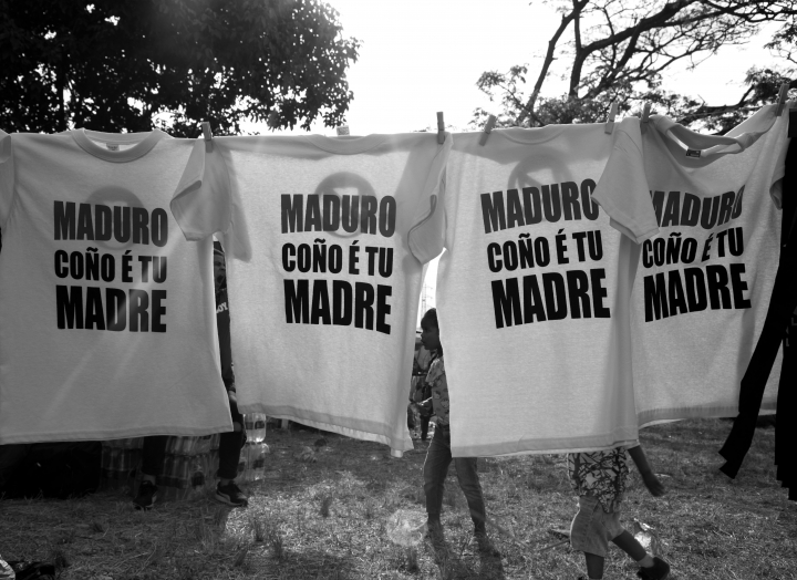 Frontera entre Colombia y Venezuela con mensajes contra Nicol&aacute;s Maduro