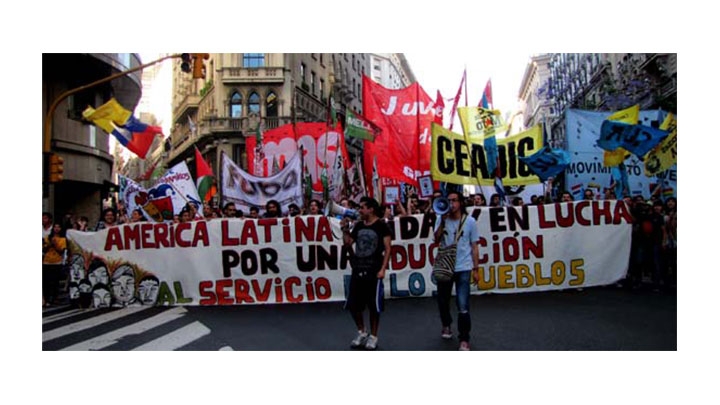 Colombianos, chilenos y argentinos marcharon en Buenos Aires para exigir una educaci&oacute;n gratuita en latinoam&eacute;rica.