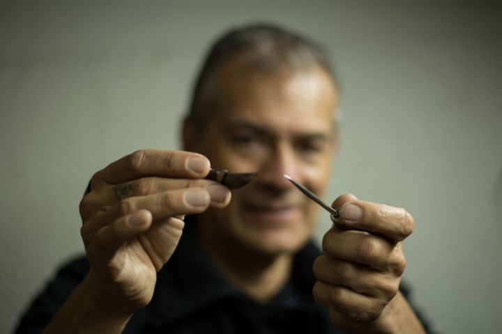 Ricardo y sus herramientas de trabajo. Foto: Juli&aacute;n R&iacute;os