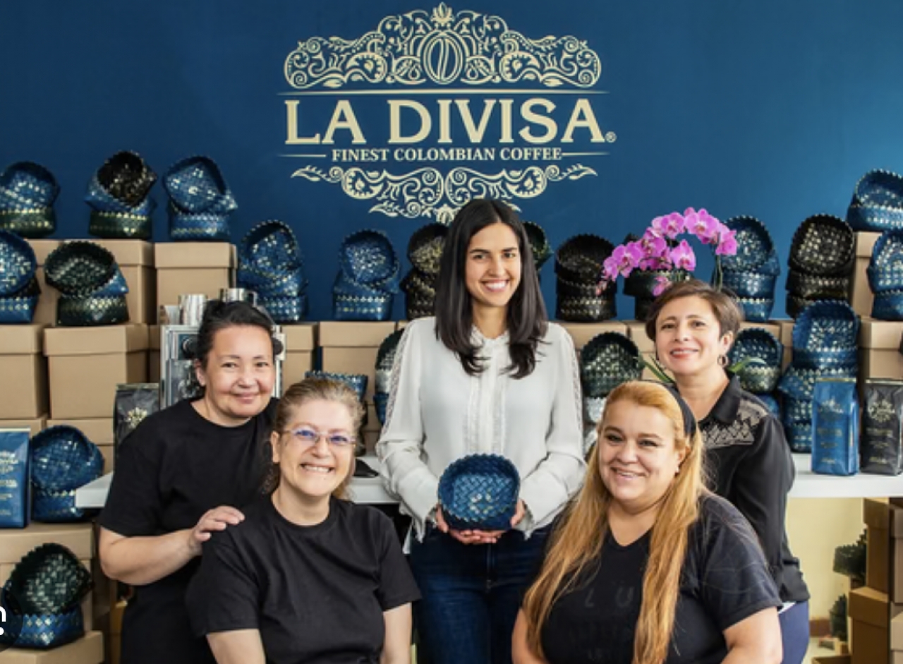 Silvana Gonzáles y sus ayudantes en La Divisa|||