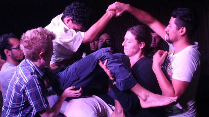 Durante el intercambio de saberes, actores y p&uacute;blico realizan un ejercicio llamado contact