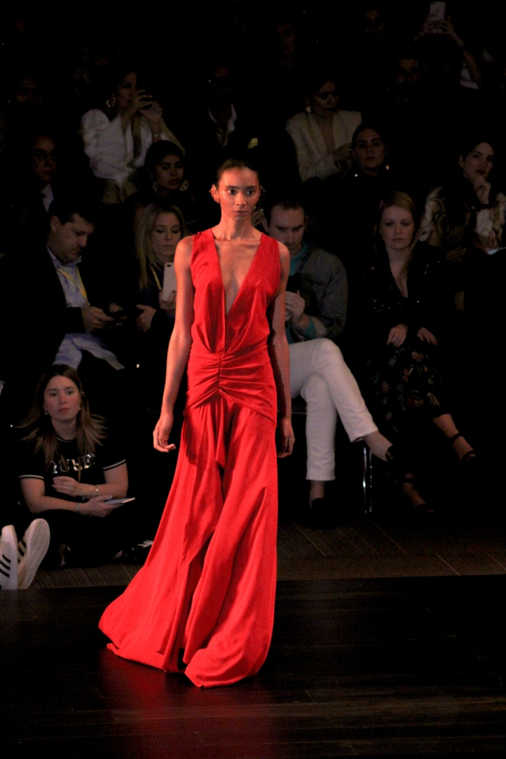 Los vestidos largo y los conjuntos sastres predominaron en la colección. El rojo, tal como  en colecciones pasadas de la diseñadora estuvo presente.