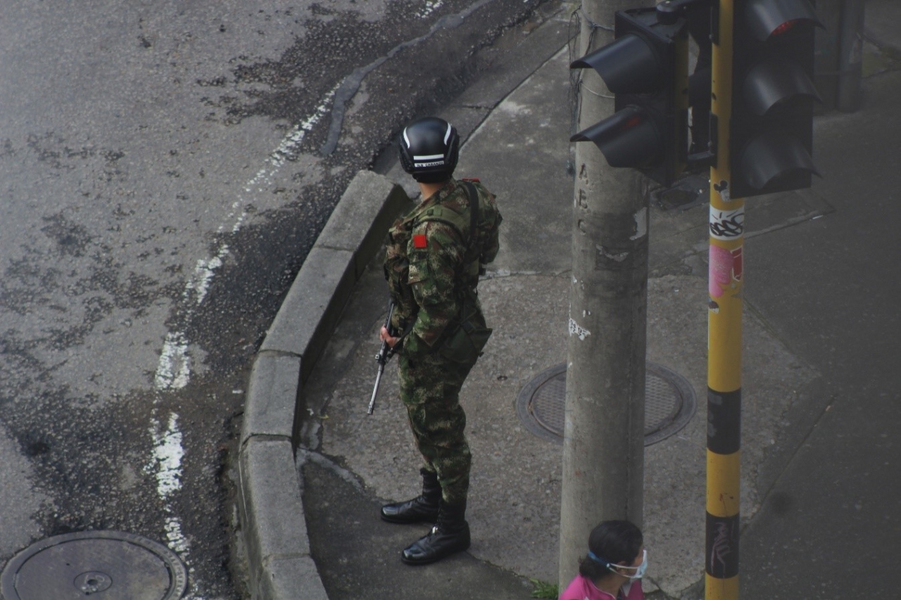 Militar patrullando en Bogotá, Foto: Álvaro Cortés|Denuncia pública sobre batida irregular, Twitter @ACOOCobjecion|William y su madre abrazados, foto: Heyde Meneses|Plantilla del documento de objeción de conciencia, Defina Legal SAS|||