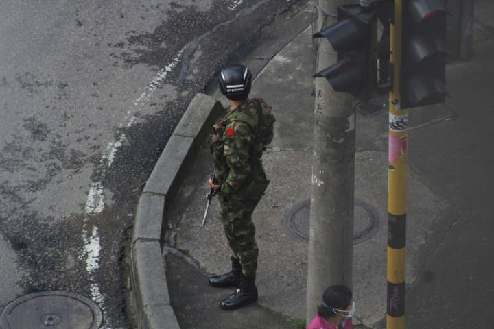 Militar patrullando en Bogot&aacute;, Foto: &Aacute;lvaro Cort&eacute;s