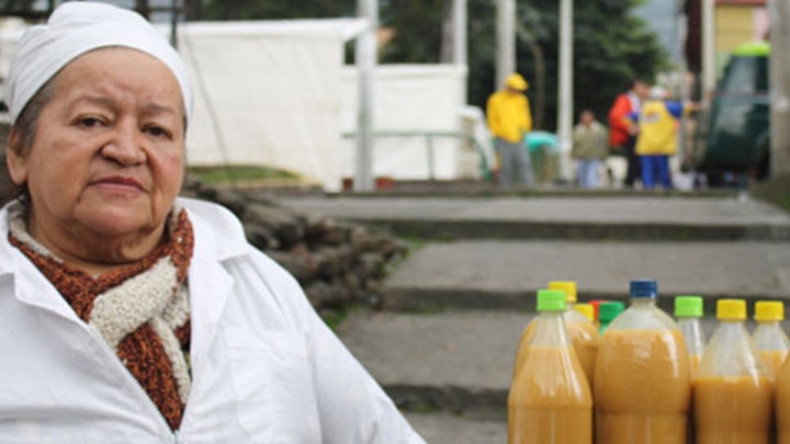 Mujeres de todas las edades fueron las encargadas de elaborar la chicha en el Festival del barrio La Perseverancia, junto a sus familias ellas vendian chicha y comida típica de la sabana.