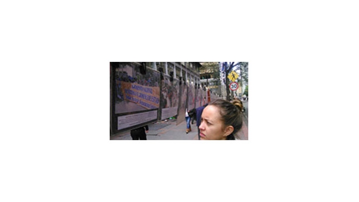 Exposici&oacute;n de fotos en la carrera S&eacute;ptima de v&iacute;ctimas del conflicto armado en Colombia.