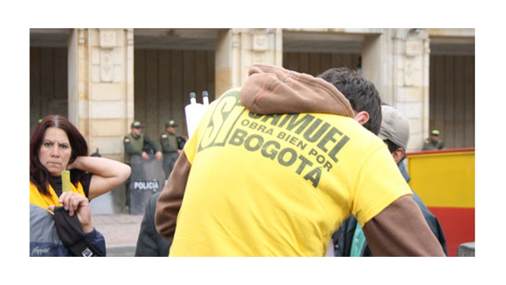 Varios simpatizantes de Samuel Moreno se manifestaron frente a la sede de la Alcald&iacute;a