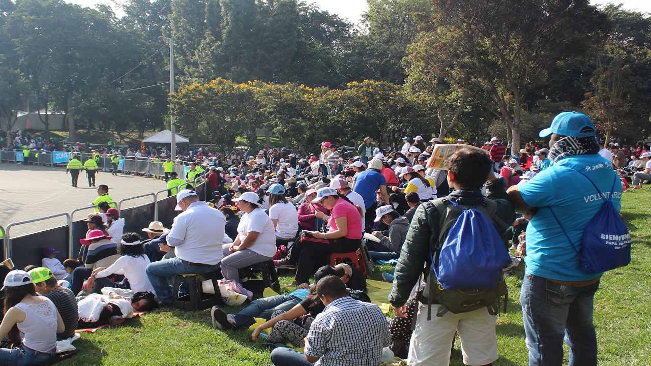 Miles de colombianos se reunieron en el parque Sim&oacute;n Bol&iacute;var para ver al papa Francisco