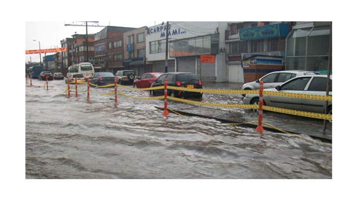 Caos vehicular en Bogot&aacute; a causa de nueva temporada de lluvias