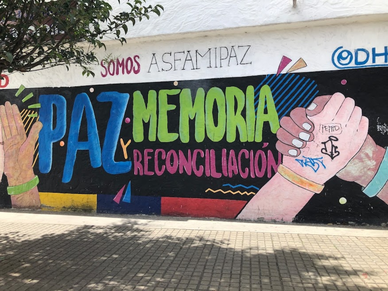 Mural a favor de la paz sobre la Av. Boyacá|John Vladimir Ramos en su oficina dentro de la Unidad de Víctimas|Atención a las víctimas durante la pandemia|Grafiti cerca de la Universidad de los Andes|||