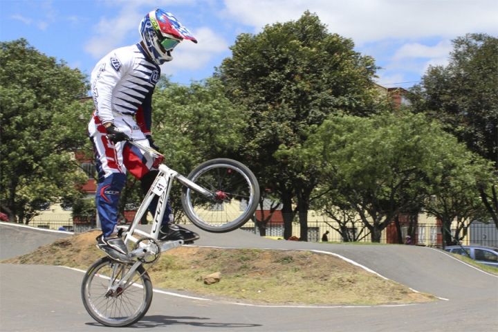 Integrante de la categor&iacute;a &eacute;lite masculina presenta otro truco tipo manual en la pista.