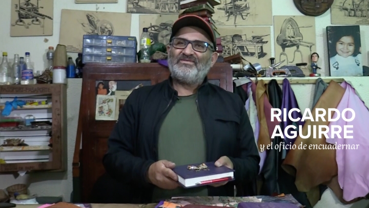Ricardo Aguirre en su oficina, dentro del taller, rodeado de los objetos que lo acompañan a encuadernar.