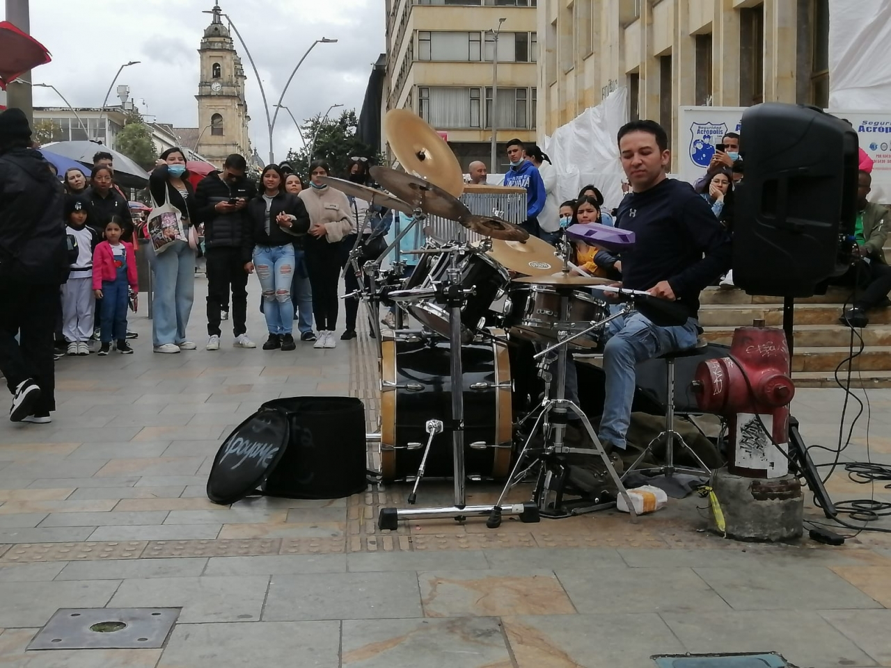 Luis Felipe Valero, el baterista errante que demuestra su pasión en la calle