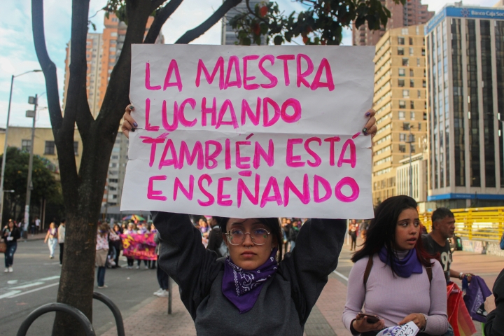 "La maestra luchando también está enseñando"