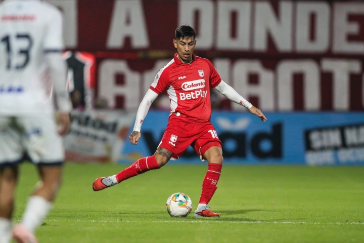 Emanuel Olivera fue una de las figuras del partido