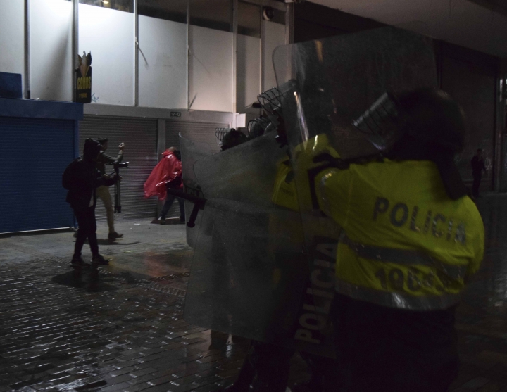 Miembros de la polic&iacute;a impiden el paso de las personas hacia la Plaza de Bol&iacute;var