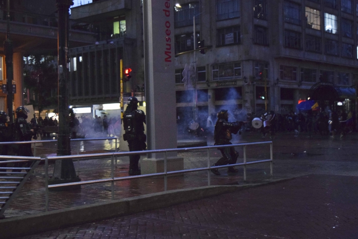 Los manifestantes se enfrentan contra los miembros de la fuerza p&uacute;blica