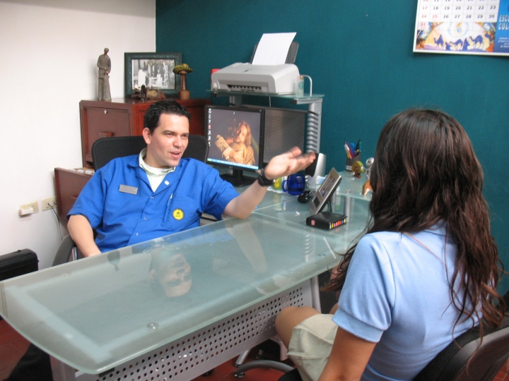 Juan Camilo Giraldo atendiendo a una paciente en el Colegio Calasanz C&uacute;cuta.