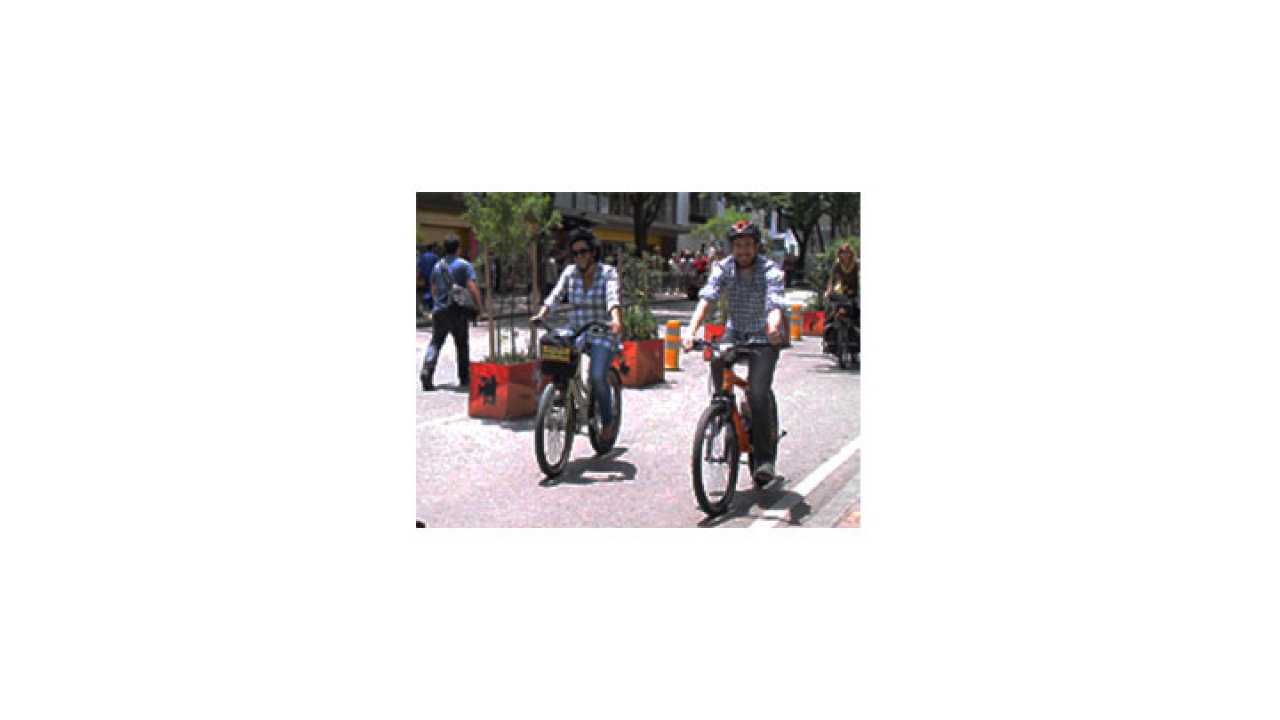 Ciclistas se movilizan por el carril &#039;Bici Séptima&#039;, muy cerca de la Plaza de Bolívar, en el centro de Bogotá.|||