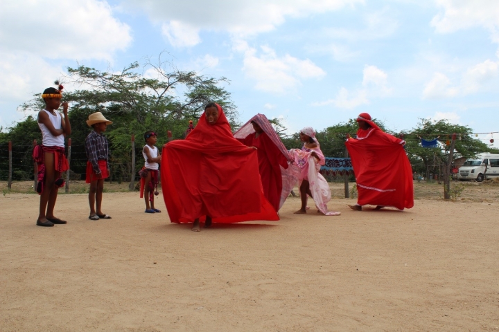 Ni&ntilde;os de la comunidad ind&iacute;gena La Guasima realizando baile t&iacute;pico