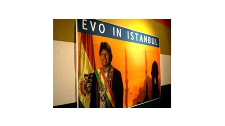 Fotomontaje de presidente de Bolivia Evo, Morales, en Estambul. Parte de la coleccion 'Independencia, Revolucion y Narcochingadazo" por Pedro Lash y Miguel Rojas Zotelo