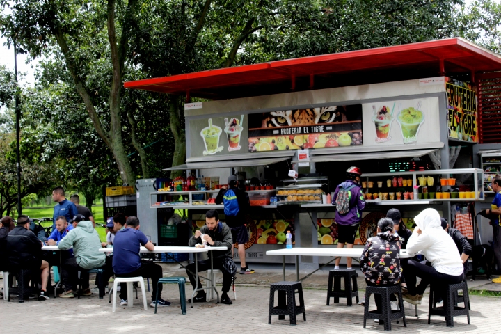 Puesto de jugos y frutas en el Parque Sim&oacute;n Bol&iacute;var