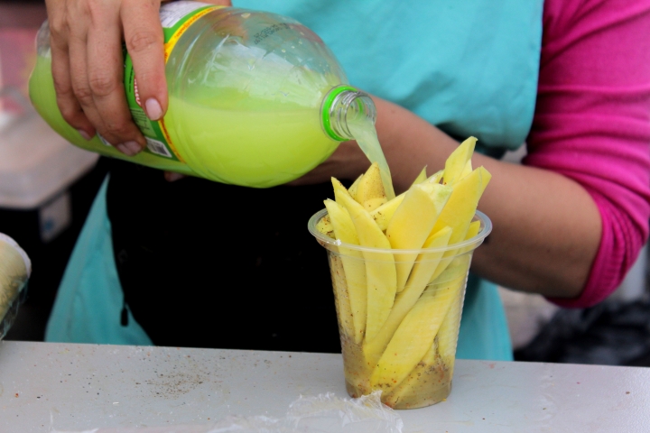 T&iacute;pico mango biche con zumo de lim&oacute;n industrializado