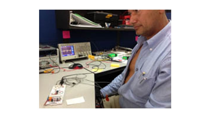 Prototipo del electrocardi&oacute;grafo hecho con tecnolog&iacute;as de bajo costo.