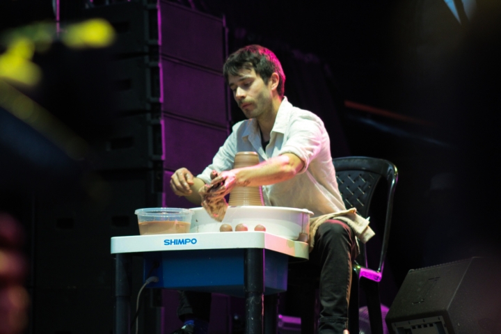 Performace de moldear la m&uacute;sica a trav&eacute;s de la arcilla