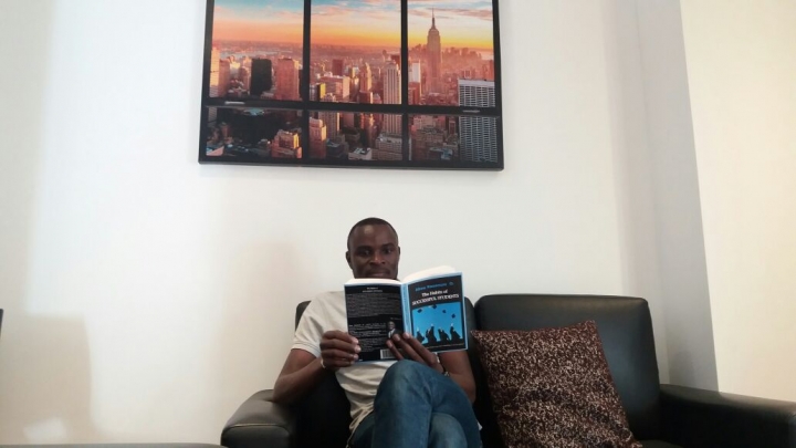 Abou Kassoum y su libro "The Habits of Succesful Students". Imagen cortes&iacute;a de Kassoum