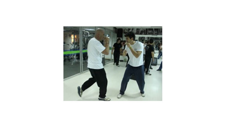 J&oacute;venes practicando Krav Maga en el Gimnasio La Colina.